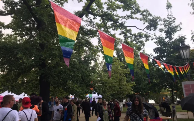 Slavnostního zahájení Prague Pride se účastní stovky lidí. Radost jim nezkazil ani déšť