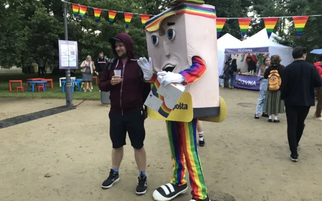 Slavnostního zahájení Prague Pride se účastní stovky lidí. Radost jim nezkazil ani déšť