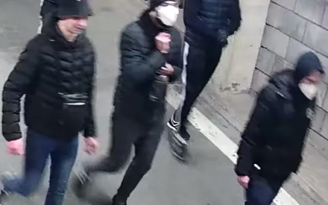 Policisté pátrají po podezřelých, kteří zveřejnili rasistický transparent