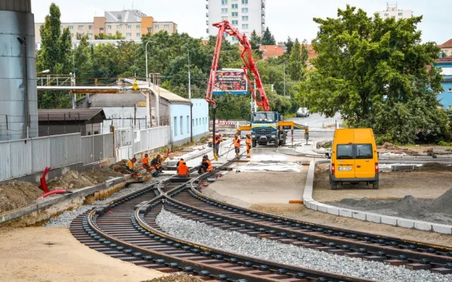 Na Zahradní Město bude možné dojet vlakem i autobusem. Podívejte se, jak vypadá výstavba přestupního temrinálu
