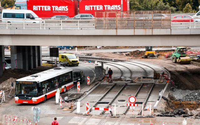 Na Zahradní Město bude možné dojet vlakem i autobusem. Podívejte se, jak vypadá výstavba přestupního temrinálu