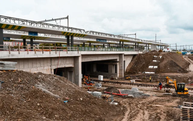 Na Zahradní Město bude možné dojet vlakem i autobusem. Podívejte se, jak vypadá výstavba přestupního temrinálu