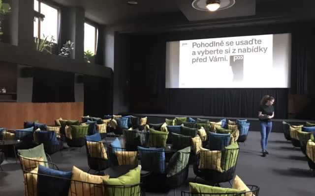 butikové kino Přítomnost