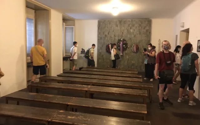 takzvaný biograf v Petschkově paláci, kde vězni čekali na výslechy dlouhé hodiny