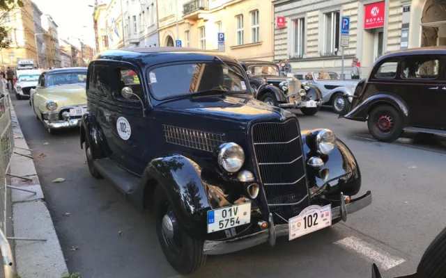 Prahu dnes ovládly historické vozy. Odstartoval závod 1000 mil československých