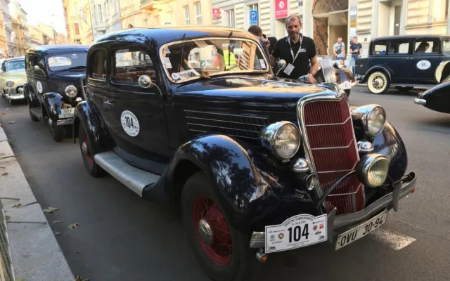 Prahu dnes ovládly historické vozy. Odstartoval závod 1000 mil československých
