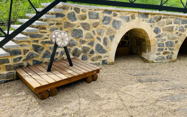 V Praze vznikl nový plácek s železniční tématikou pro děti. Podívejte se, jak vypadá
