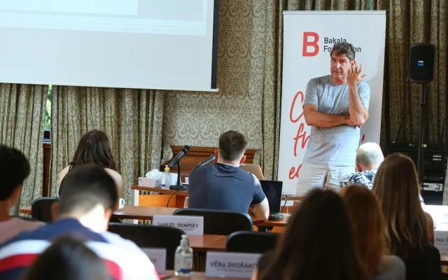 Mezinárodním studentům prezentoval i český novinář, dlouholetý redaktor CNN, Tomáš Etzler.