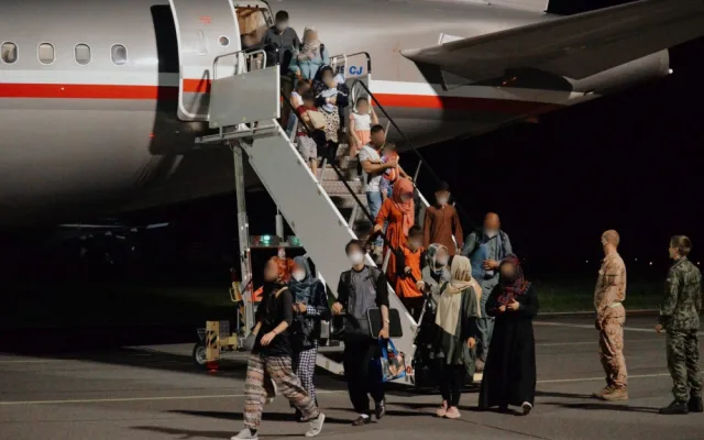 V Kbelích přistál druhý evakuační letoun z Kábulu. Na palubě bylo téměř devadesát lidí