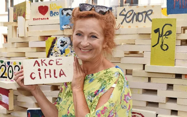 Herečka Simona Stašová jako patronka Akce cihla přišla podpořit prodej cihel do ulice Na Příkopě