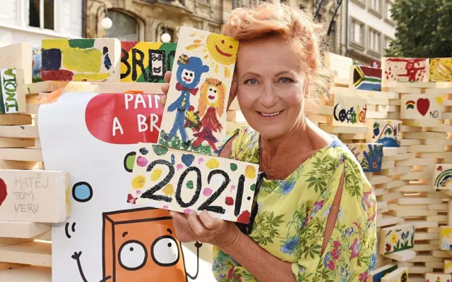 Herečka Simona Stašová jako patronka Akce cihla přišla podpořit prodej cihel do ulice Na Příkopě