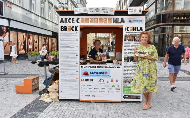 Herečka Simona Stašová jako patronka Akce cihla přišla podpořit prodej cihel do ulice Na Příkopě