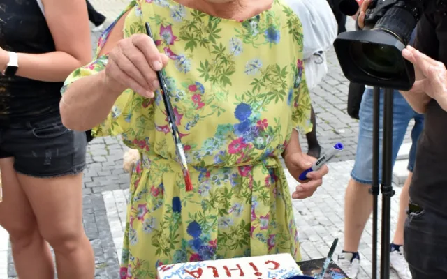 Herečka Simona Stašová jako patronka Akce cihla přišla podpořit prodej cihel do ulice Na Příkopě
