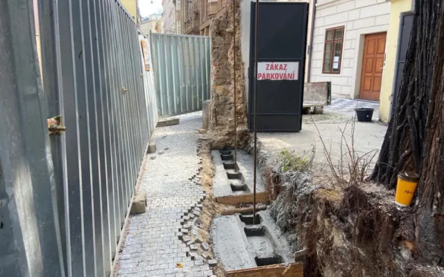 Praha obnovila narušenou zeď v centru města bez nutnosti pokácet jedinečný strom