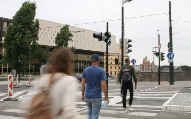 Dnes začal fungovat první přechod přes magistrálu u Muzea. Druhý bude zprovozněn v listopadu