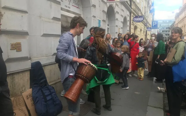 Asi dvacet protestujících dnes v centru Prahy podporovalo domorodce z Amazonie