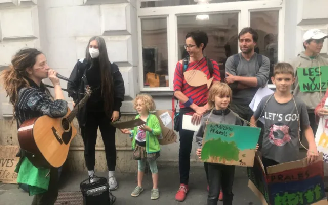 Asi dvacet protestujících dnes v centru Prahy podporovalo domorodce z Amazonie