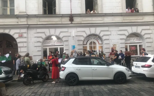 Asi dvacet protestujících dnes v centru Prahy podporovalo domorodce z Amazonie