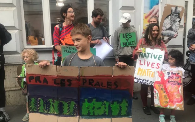 Asi dvacet protestujících dnes v centru Prahy podporovalo domorodce z Amazonie