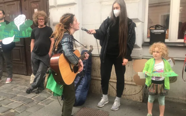 Asi dvacet protestujících dnes v centru Prahy podporovalo domorodce z Amazonie