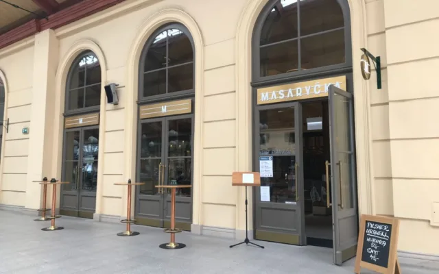 V Praze dnes otevírá nová luxusní nádražka. Láká na vejmrdu nebo žemlovku