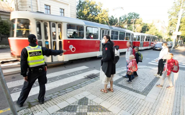 Školní rok je tady. Jaká jsou základní pravidla při přecházení silnice po přechodu a mimo něj?