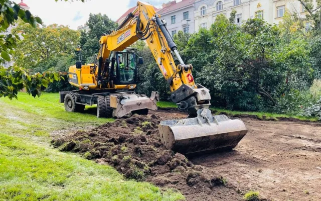 Na Jiřáku začala kompletní rekonstrukce stanice metra. Dělníci už kopou výtahovou šachtu