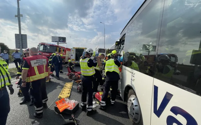 Vážná nehoda dvou autobusů uzavřela silnici ve směru na Pražský okruh