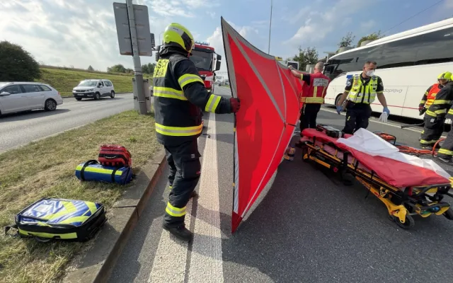 Vážná nehoda dvou autobusů uzavřela silnici ve směru na Pražský okruh