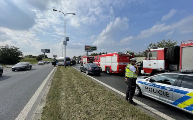 Vážná nehoda dvou autobusů uzavřela silnici ve směru na Pražský okruh