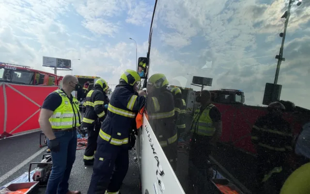 Vážná nehoda dvou autobusů uzavřela silnici ve směru na Pražský okruh