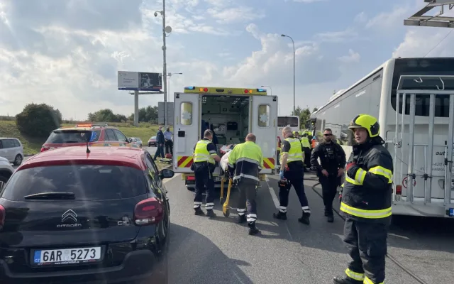 Vážná nehoda dvou autobusů uzavřela silnici ve směru na Pražský okruh