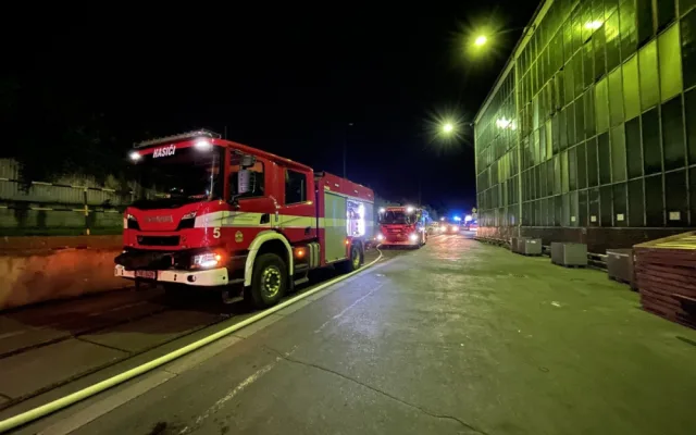 Při požáru v Praze hasiči evakuovali 24 osob. Byl vyhlášen druhý stupeň poplachu