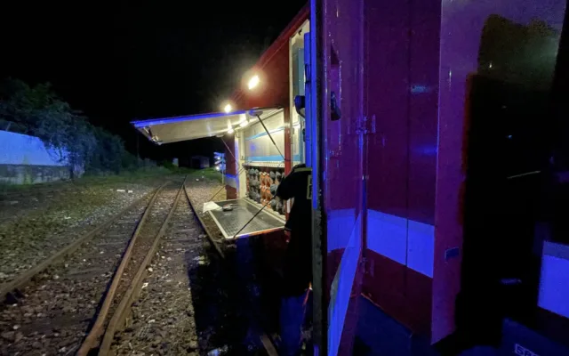 Při požáru v Praze hasiči evakuovali 24 osob. Byl vyhlášen druhý stupeň poplachu
