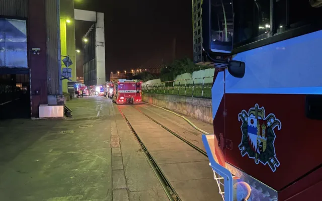 Při požáru v Praze hasiči evakuovali 24 osob. Byl vyhlášen druhý stupeň poplachu