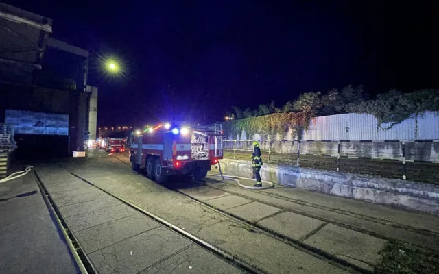 Při požáru v Praze hasiči evakuovali 24 osob. Byl vyhlášen druhý stupeň poplachu