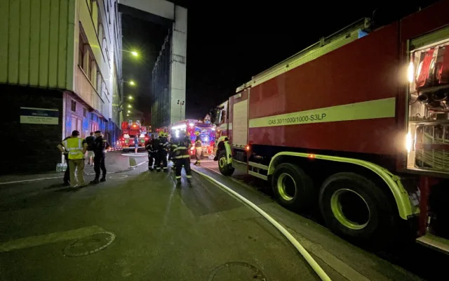 Při požáru v Praze hasiči evakuovali 24 osob. Byl vyhlášen druhý stupeň poplachu