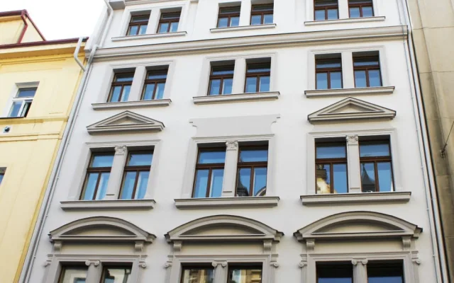 Praha 7 opravila chátrající bytový dům v Dobrovského ulici. Rekonstrukce stála bezmála 42 milionů
