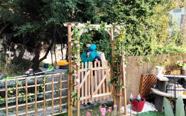 Zloděj se snažil vloupat do bytu. Když zjistil, že je majitel doma a fotí si ho, utekl