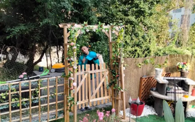 Zloděj se snažil vloupat do bytu. Když zjistil, že je majitel doma a fotí si ho, utekl
