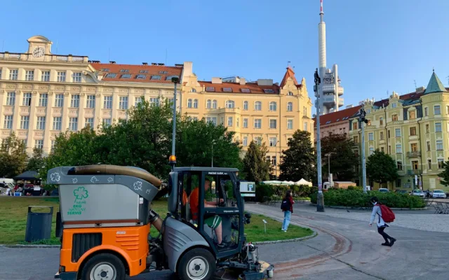 Na Jiřáku se objevila skvrna od oleje. Čištění stálo kolem 70 tisíc, říká starosta Ptáček
