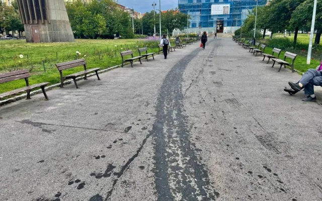 Na Jiřáku se objevila skvrna od oleje. Čištění stálo kolem 70 tisíc, říká starosta Ptáček