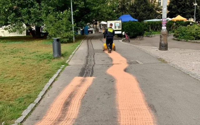 Na Jiřáku se objevila skvrna od oleje. Čištění stálo kolem 70 tisíc, říká starosta Ptáček