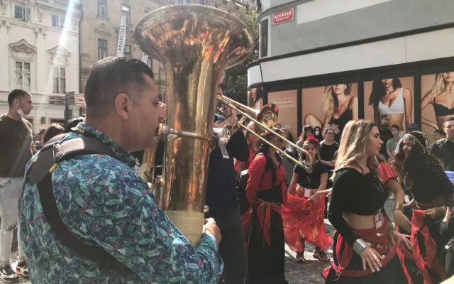 Světový romský festival oživil Prahu hlasitou hudbou a divokým tancem. V průvodu šly stovky lidí
