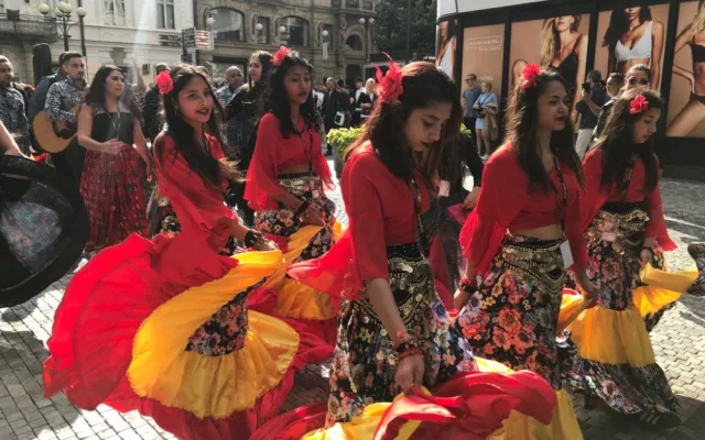 Světový romský festival oživil Prahu hlasitou hudbou a divokým tancem. V průvodu šly stovky lidí