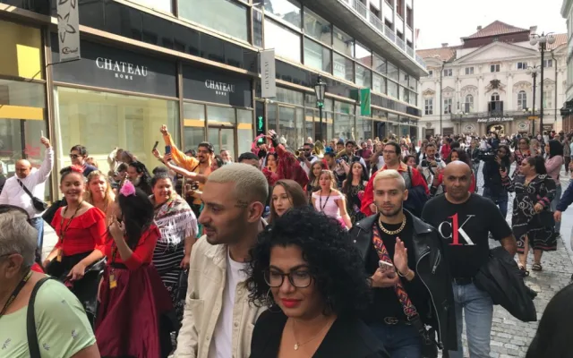Světový romský festival oživil Prahu hlasitou hudbou a divokým tancem. V průvodu šly stovky lidí
