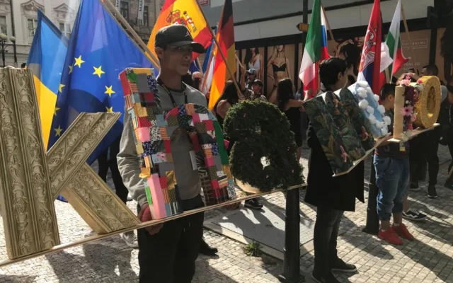 Světový romský festival oživil Prahu hlasitou hudbou a divokým tancem. V průvodu šly stovky lidí
