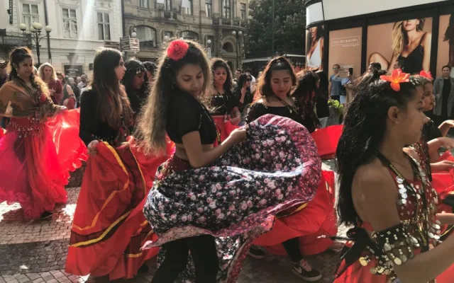Světový romský festival oživil Prahu hlasitou hudbou a divokým tancem. V průvodu šly stovky lidí