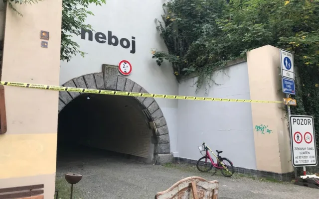 Zabaveno Ano-fertem! Zastávky, sochy nebo prostor před nádražím ohradila žlutá páska