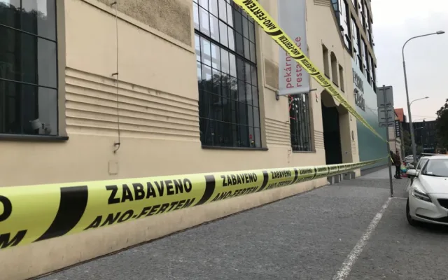 Zabaveno Ano-fertem! Zastávky, sochy nebo prostor před nádražím ohradila žlutá páska